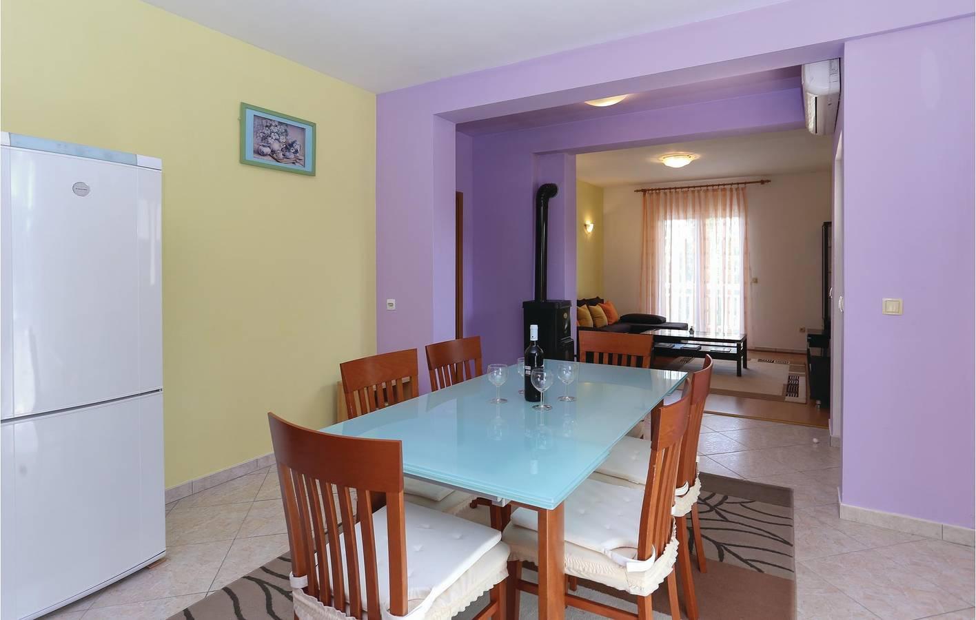 Charmant vakantiehuis met 2 slaapkamers en zwembad vlak in Kaštela, Dalmatië vasteland, Kroatië voor 12 personen foto 24