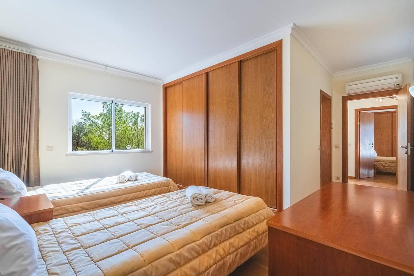 Villa met terras in Quarteira, Portugal voor 8 personen foto 19