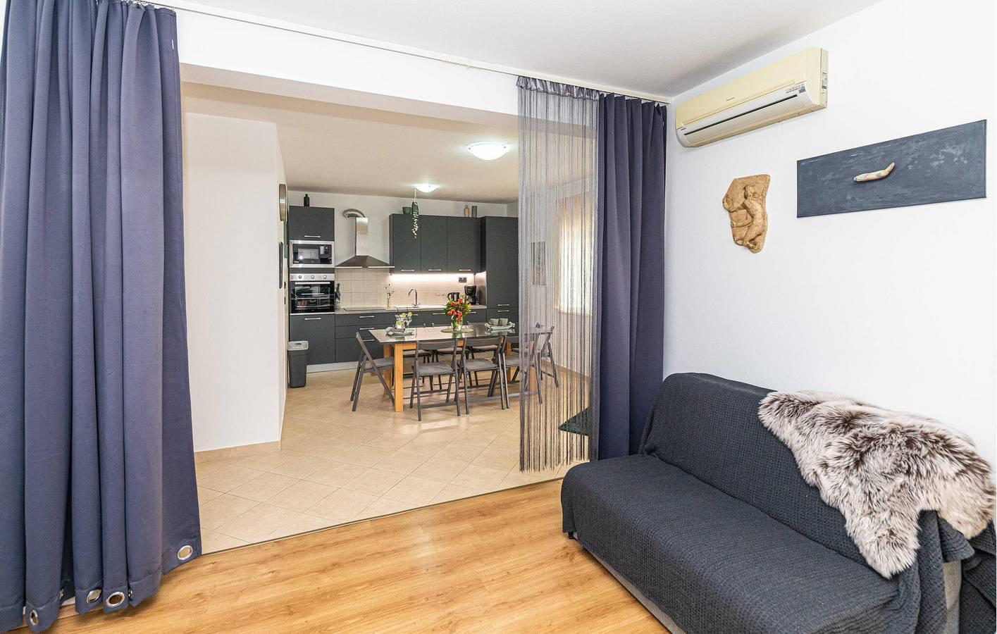 Ruim appartement met 2 slaapkamers, zwembad, wifi in Kaštel Štafilić (Dalmatia), Kaštela, Kroatië voor 8 personen foto 23