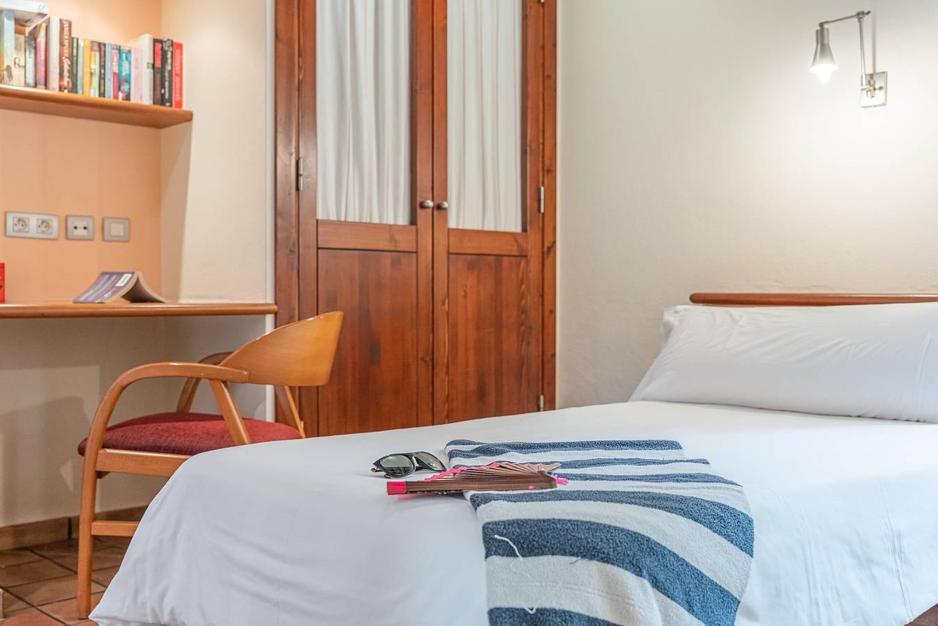 Villa Cal Llenyater dichtbij het strand met terrassen, airco & Wi-Fi in Mallorca, Spanje voor 4 personen foto 20