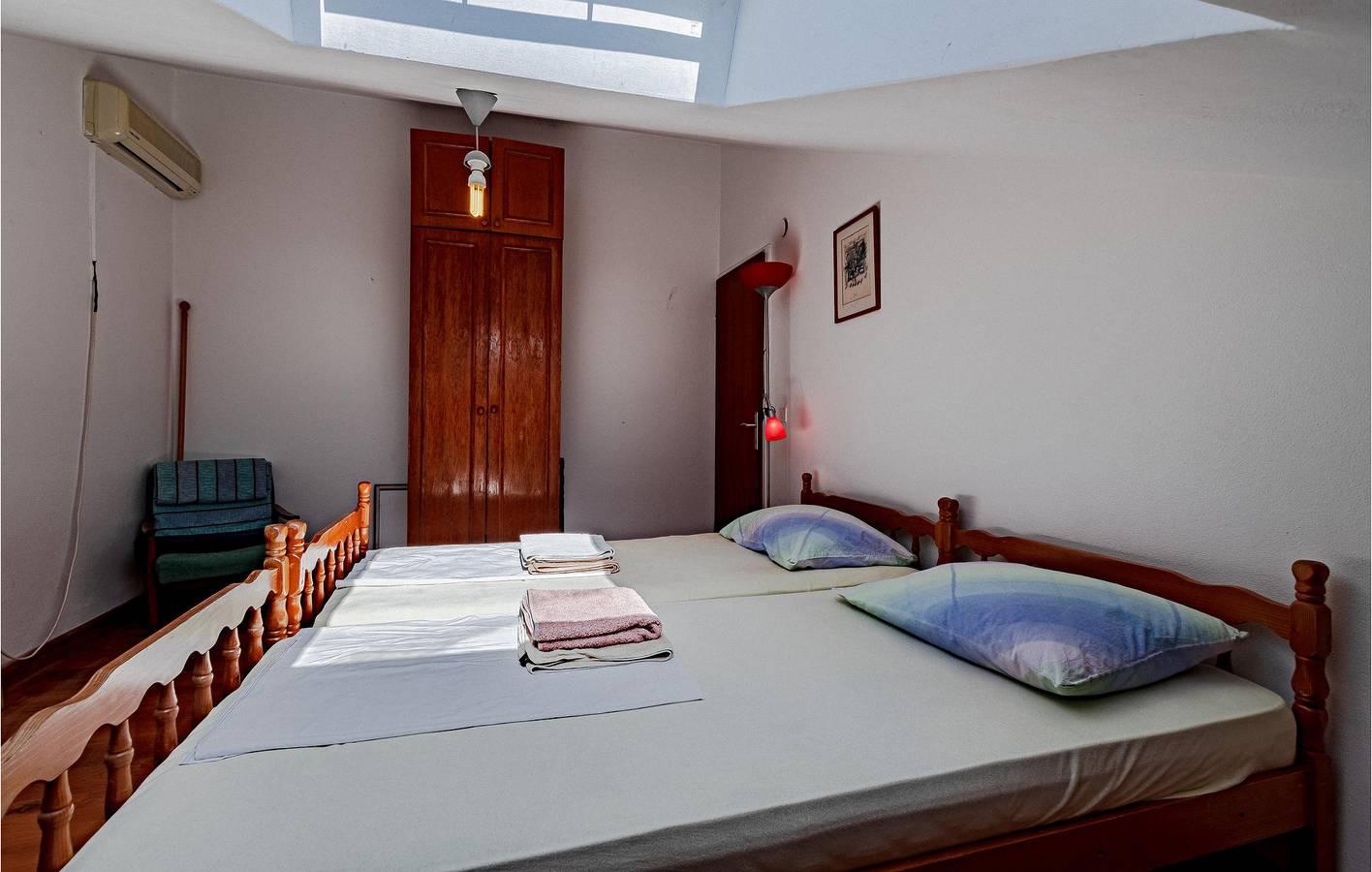 Gezellig appartement met 1 slaapkamer, terras, wifi en parkeergelegenheid vlak in Korcula, Kroatië voor 8 personen foto 23