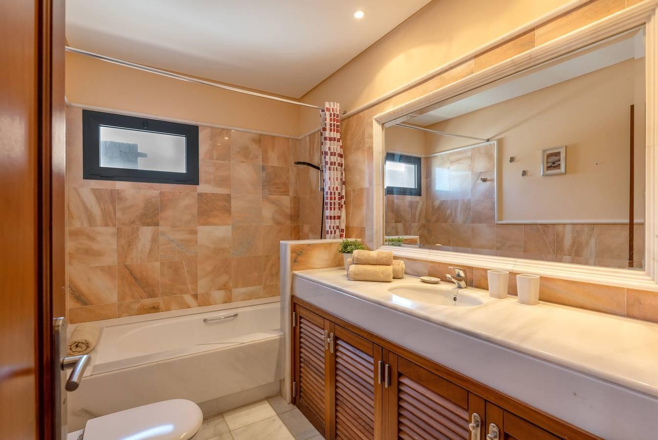 Villa Ambar met bergzicht, zeezicht, zwembad, Wi-Fi, terrassen & tuin in Montaña Roja, Yaiza, Spanje voor 6 personen foto 20