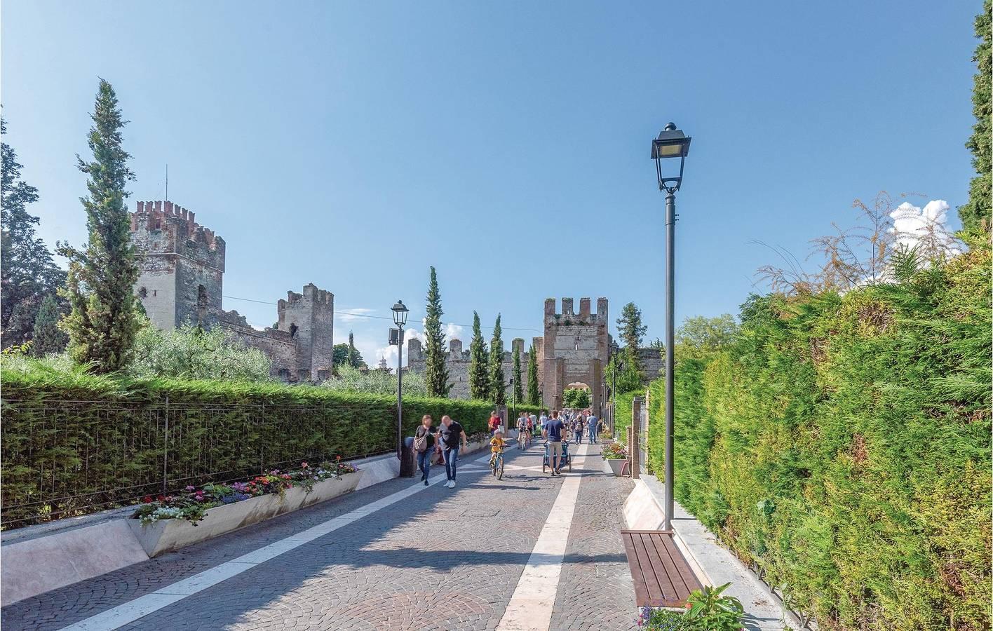 Appartement met uitzicht op het meer: Terras, vuurplaats & internet in Lazise, Garda Bergen, Italië voor 8 personen foto 23