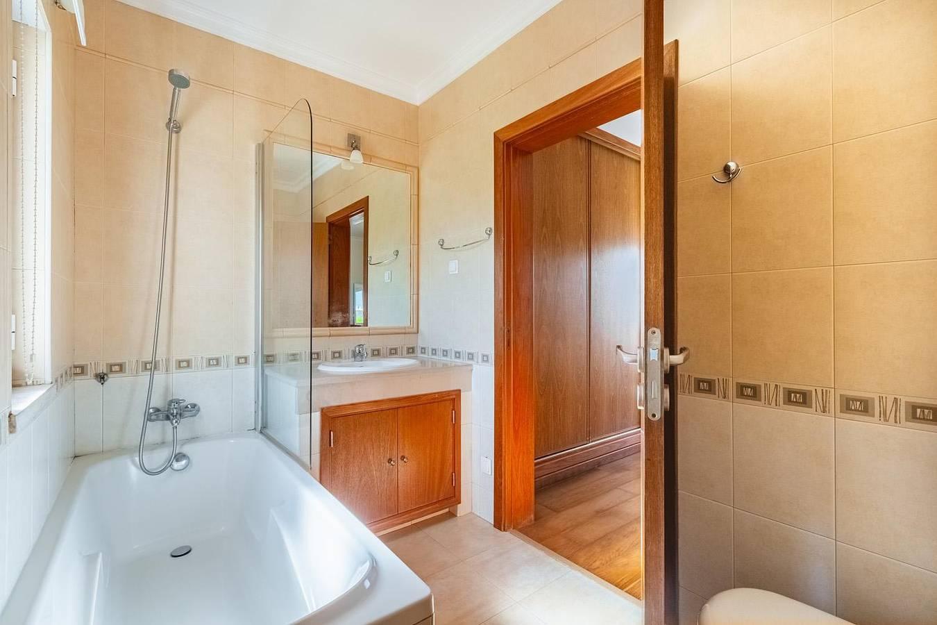 Villa met terras in Quarteira, Portugal voor 8 personen foto 21