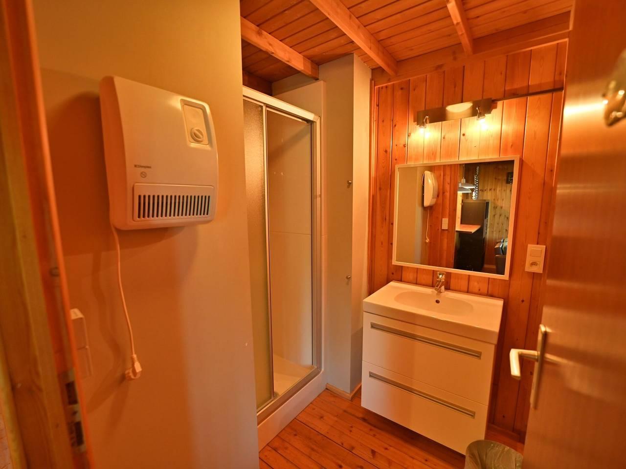 Chalet in Durbuy met Jacuzzi & Tuin in Somme-Leuze, België voor 9 personen foto 24