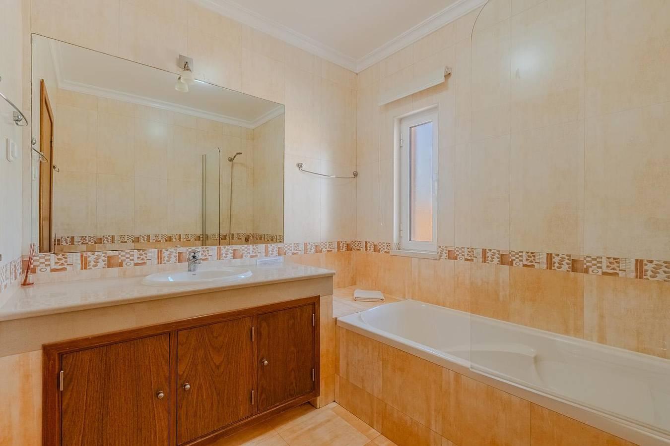 Villa met terras in Quarteira, Portugal voor 8 personen foto 22