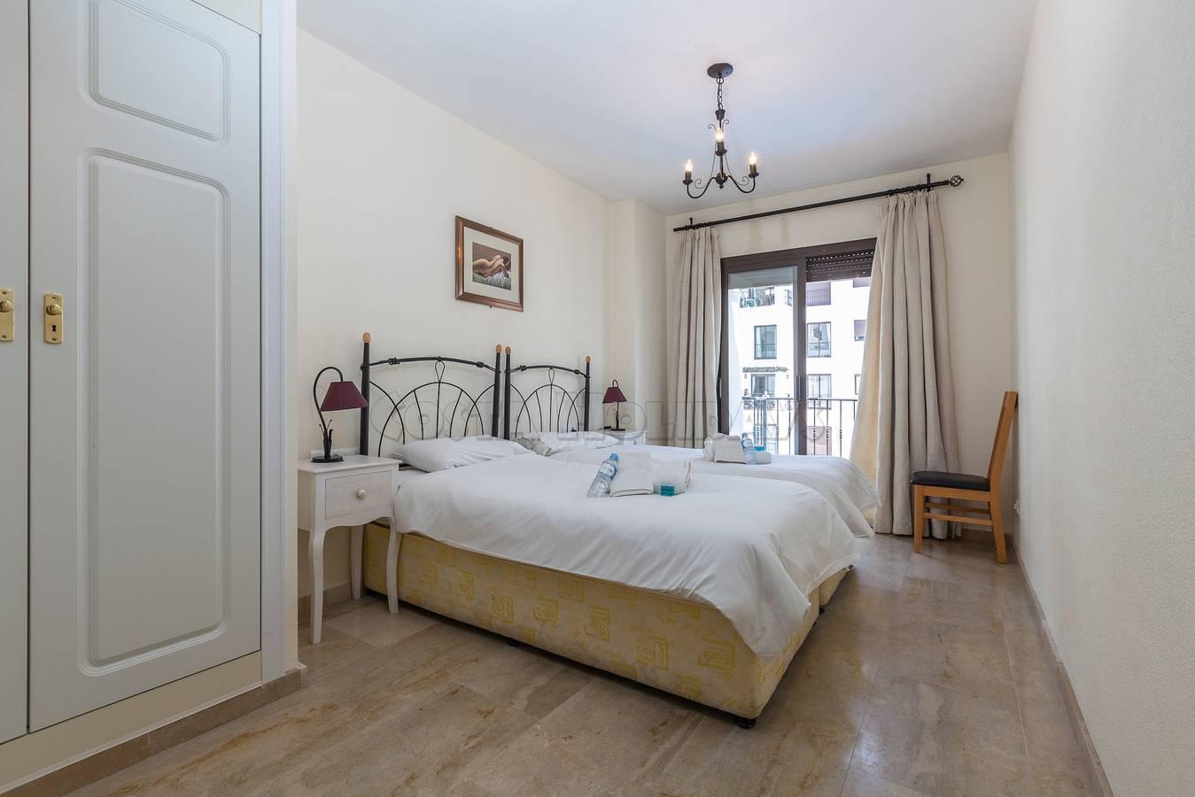 Marina real 425 in Puerto de la Duquesa, Manilva, Spanje voor 2 personen foto 23