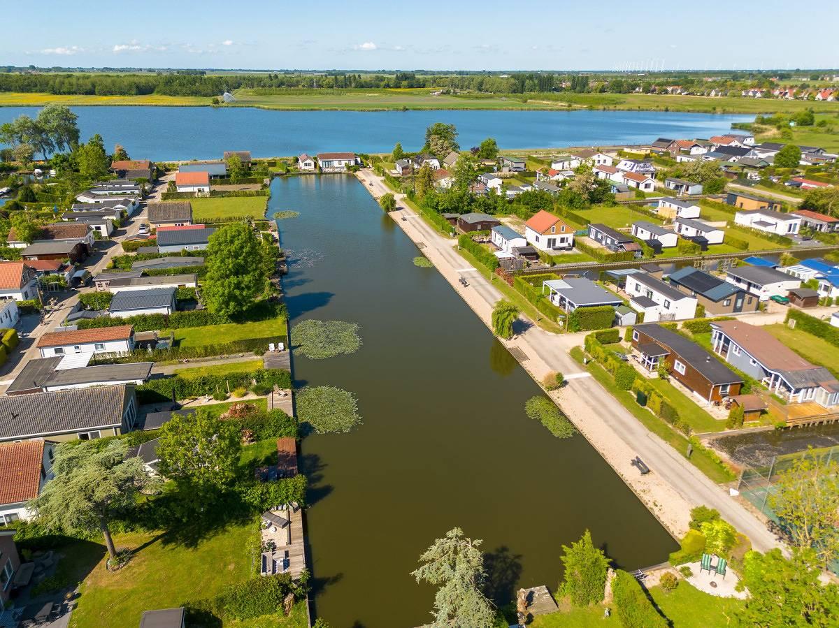 Vakantiehuis, met terras aan het water in Wervershoof aan het Ijsselmeer. in IJsselmeer, Nederland voor 6 personen foto 22