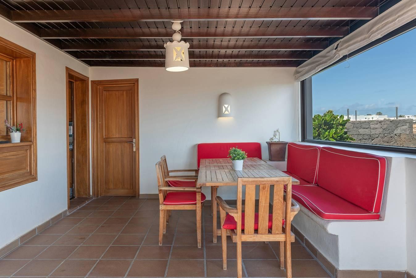Villa Ambar met bergzicht, zeezicht, zwembad, Wi-Fi, terrassen & tuin in Montaña Roja, Yaiza, Spanje voor 6 personen foto 21