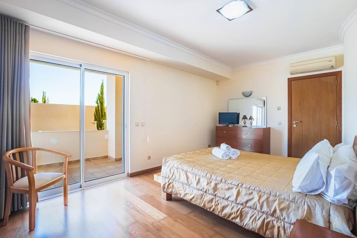 Villa met terras in Quarteira, Portugal voor 8 personen foto 20