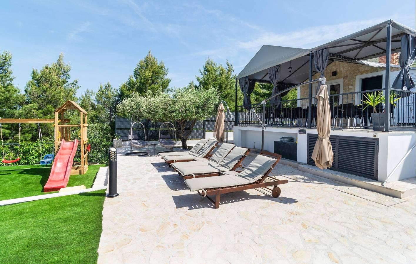 Charmant appartement vlak bij het strand van Strobec in Podstrana, Split-Dalmatië, Kroatië voor 15 personen foto 19