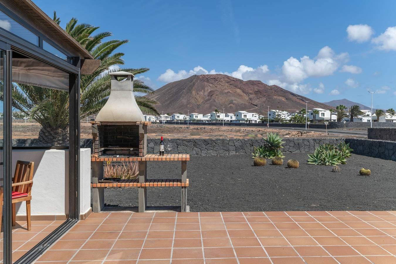Villa Ambar met bergzicht, zeezicht, zwembad, Wi-Fi, terrassen & tuin in Montaña Roja, Yaiza, Spanje voor 6 personen foto 24