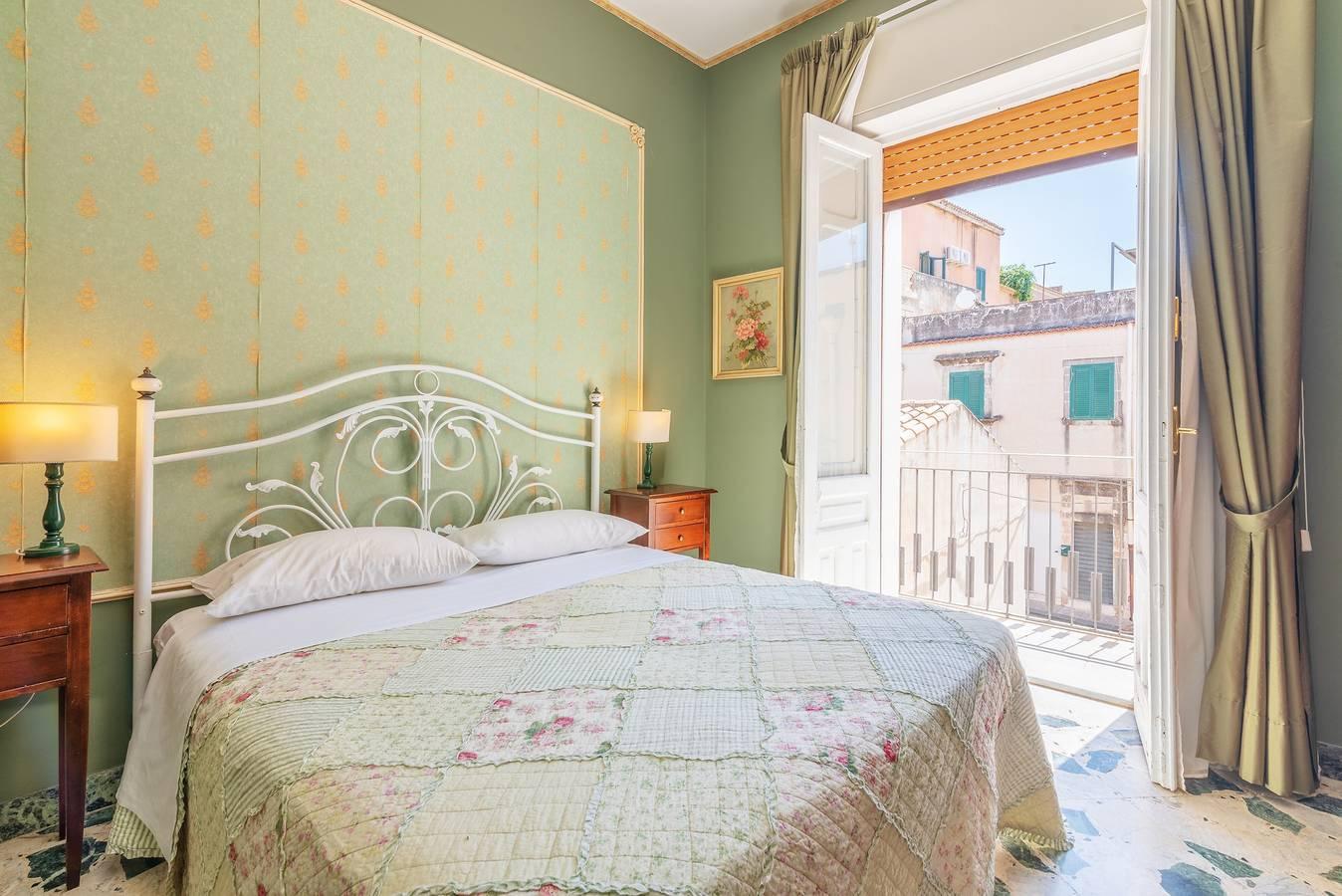 Vakantiehuis 'Casa Neathon' met Wi-Fi, Terras & Balkon in Noto, Italië voor 14 personen foto 19