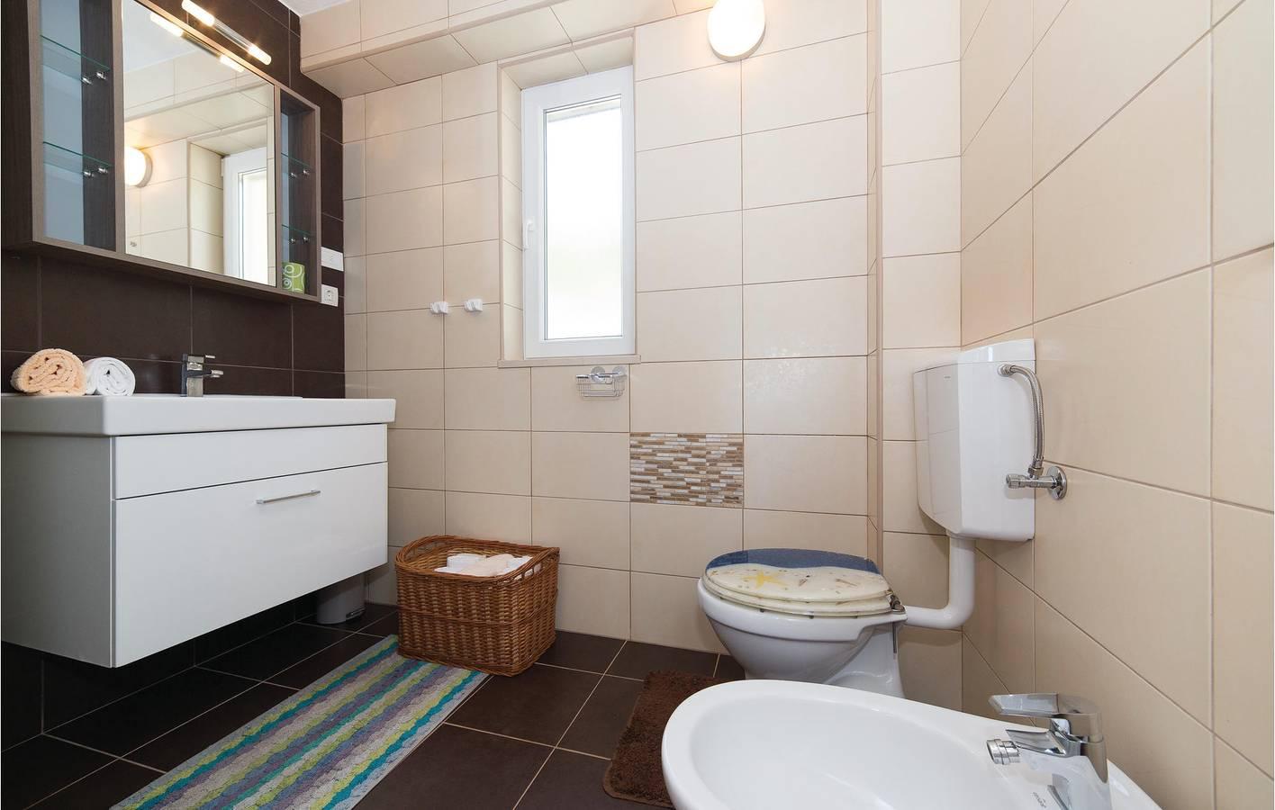 Gezellig appartement op 1,5 km van het strand: 2 in Drvenik Veliki, Drvenik Mali und Veli, Kroatië voor 5 personen foto 19