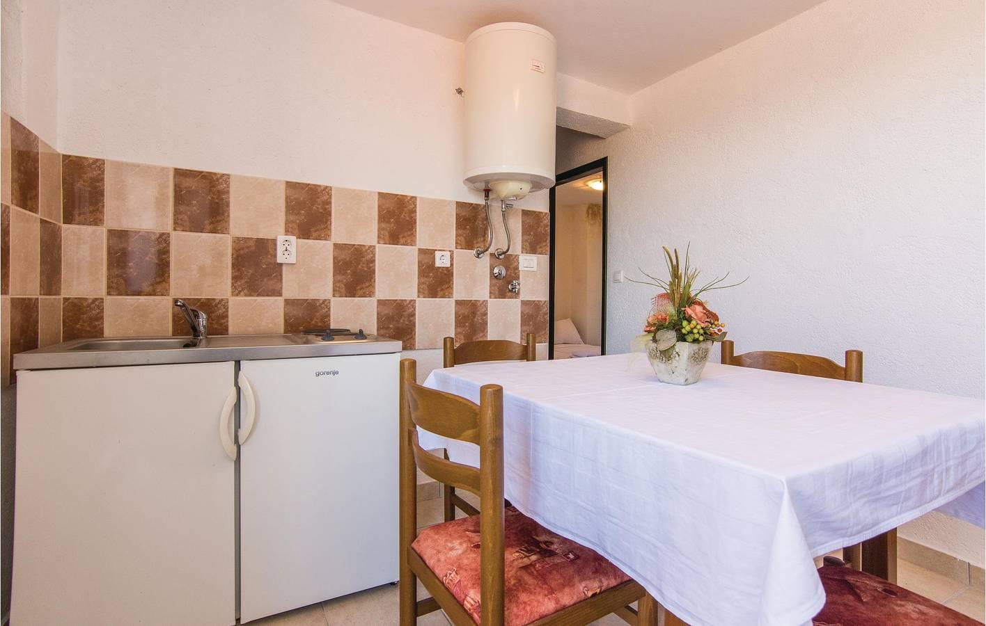 Charmant appartement met 2 slaapkamers, zwembad, terras en wifi vlak bij de kust in Zadar, Kroatië voor 8 personen foto 23