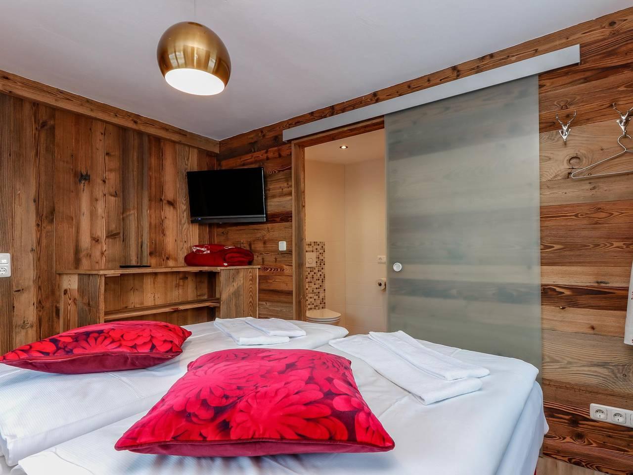 Vrijstaand ski-in/ski-out groepshuis met balkon in Rauris, Oostenrijk voor 21 personen foto 20