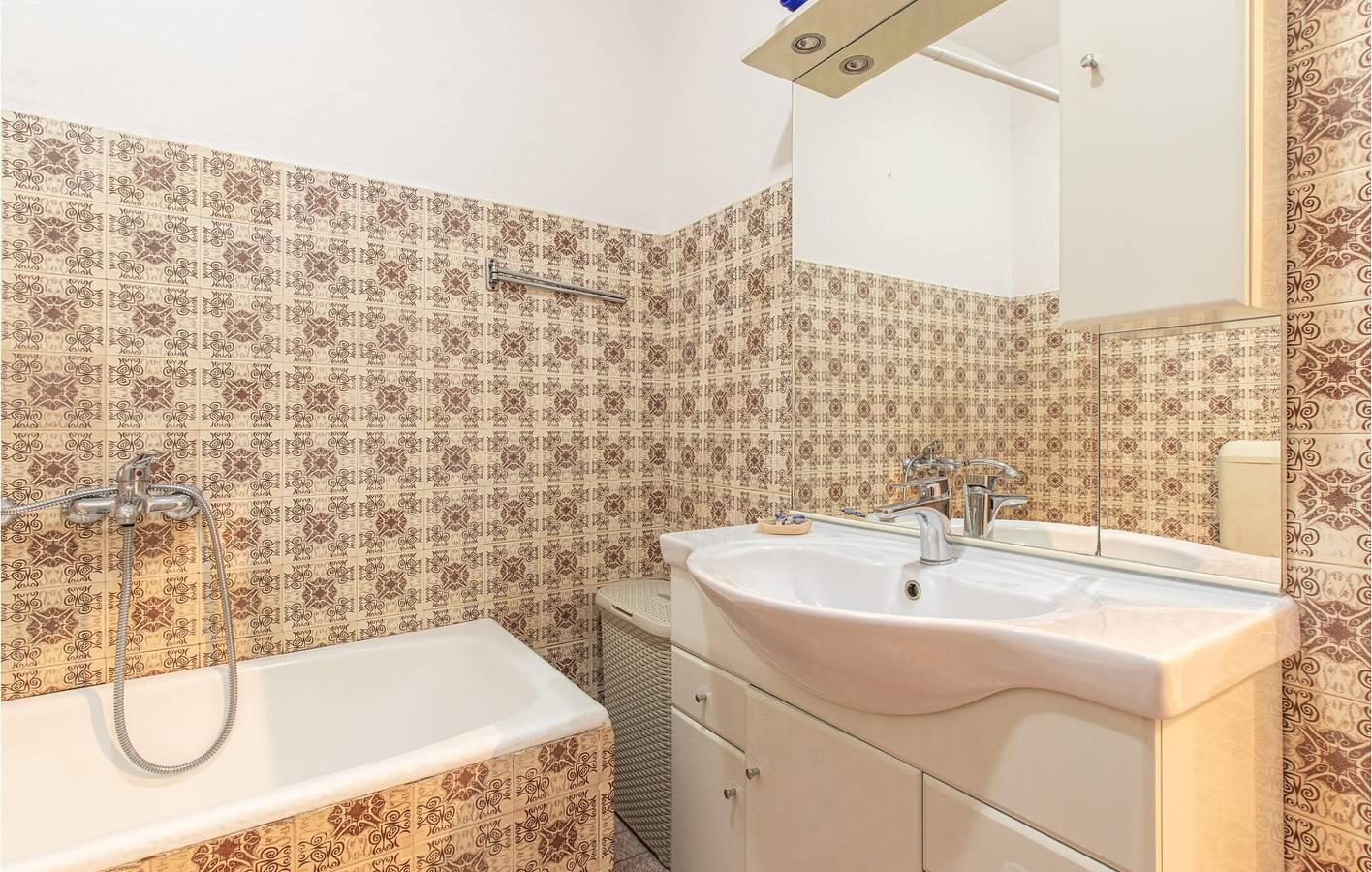 Appartement aan zee met terras, parkeerplaats en wifi – 100 meter in Jasenice, Zadar, Kroatië voor 6 personen foto 23