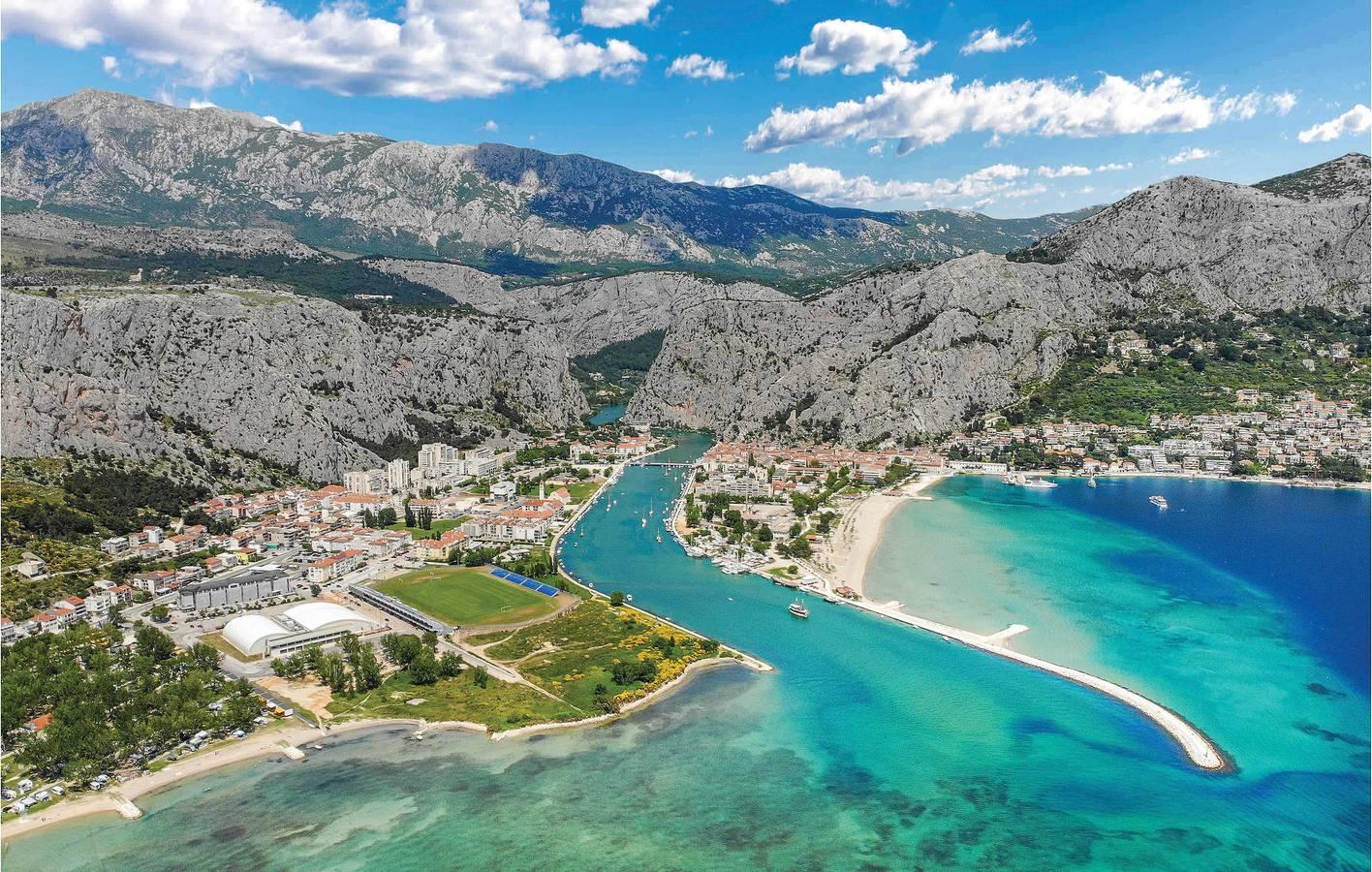 Gezellig appartement met 2 slaapkamers, terras, parkeerplaats en wifi in Dalmatian Zagora, Kroatië voor 6 personen foto 20
