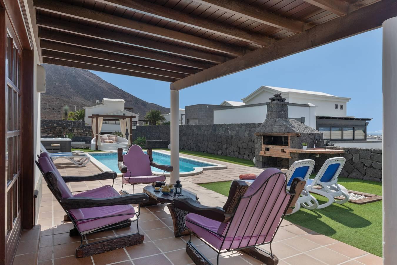 Villa Los Alisios 58 met bergzicht, zwembad, wifi, terrassen en tuin in Yaiza, Spanje voor 6 personen foto 25