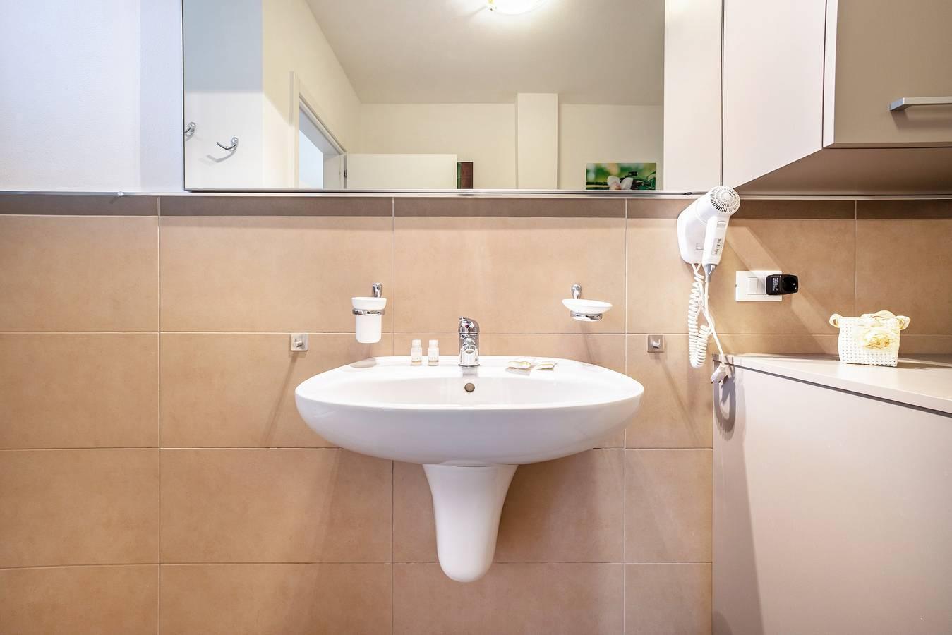Appartement 'Residence La Villa Principe' met tuin, zwembad & Wi-Fi in Tignale, Garda Bergen, Italië voor 4 personen foto 20