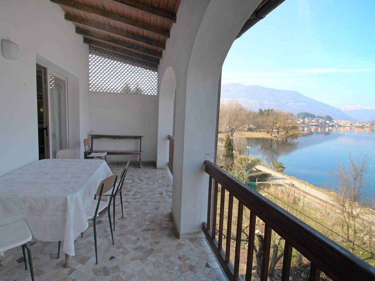 Lungolago in Lavena Ponte Tresa, Luganomeer (Lombardije), Italië voor 5 personen foto 19