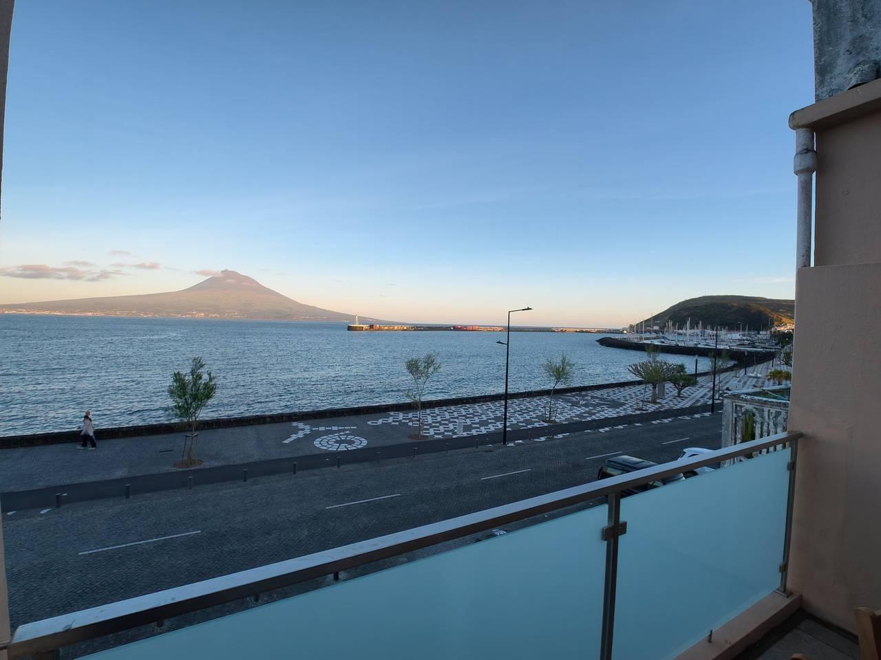 Appartement 'Ladomar Matriz' met zeezicht, privéterras en wifi in Horta, Faial, Portugal voor 7 personen foto 24
