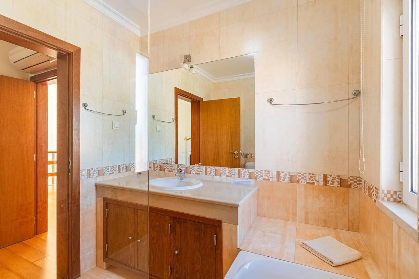 Villa met terras in Quarteira, Portugal voor 8 personen foto 23