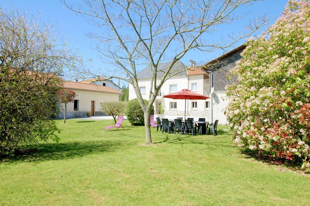 200m² Gite met parkeerplaats, WiFi & tuin - 2km naar Uglas in Pinas, Hautes-Pyreneeën, Frankrijk voor 10 personen foto 21