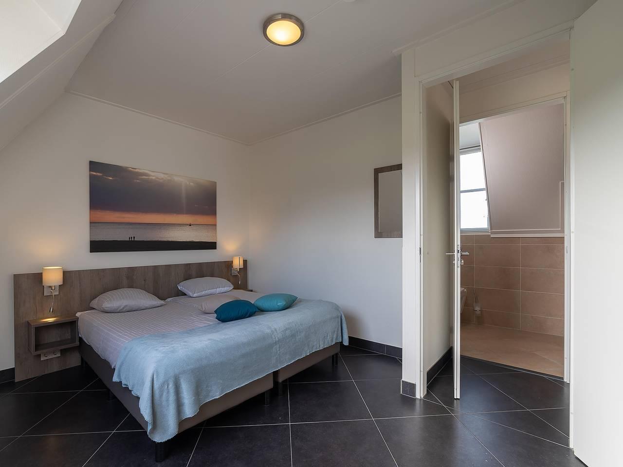 Villa in Colijnsplaat met Privézwembad in Colijnsplaat, Zeeuwse Kust, Nederland voor 12 personen foto 19