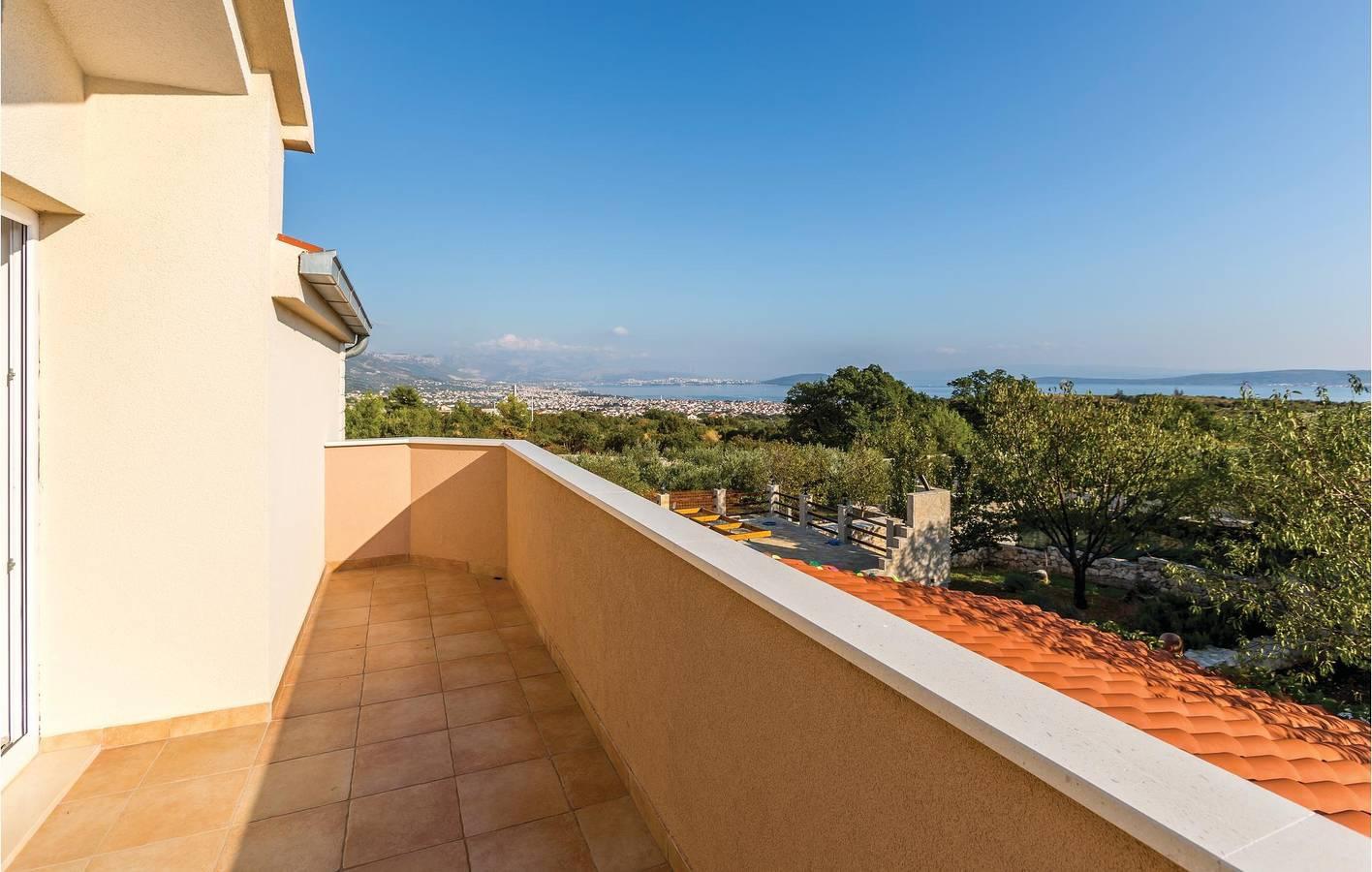 Gezellig appartement met 2 slaapkamers, zwembad en wifi in Kaštela, Dalmatië vasteland, Kroatië voor 8 personen foto 24
