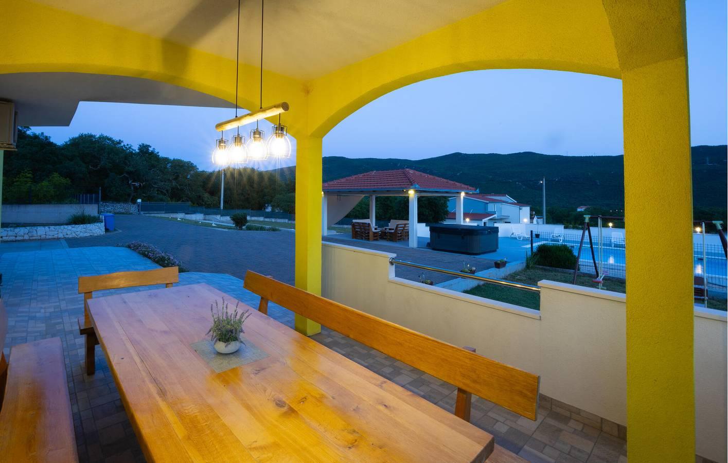 Gezellig appartement met 1 slaapkamer en zwembad, vlak in Primorski Dolac, Split-Dalmatië, Kroatië voor 12 personen foto 19