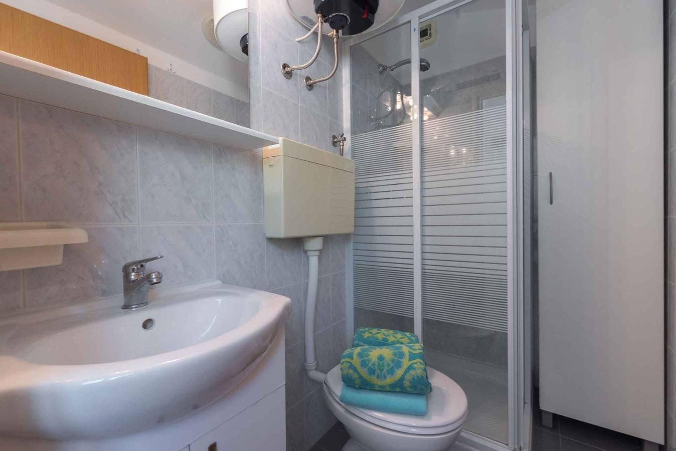 Vakantiewoning met 3 terrassen en uitzicht op zee in Raša, Oostkust Istrië, Kroatië voor 4 personen foto 19