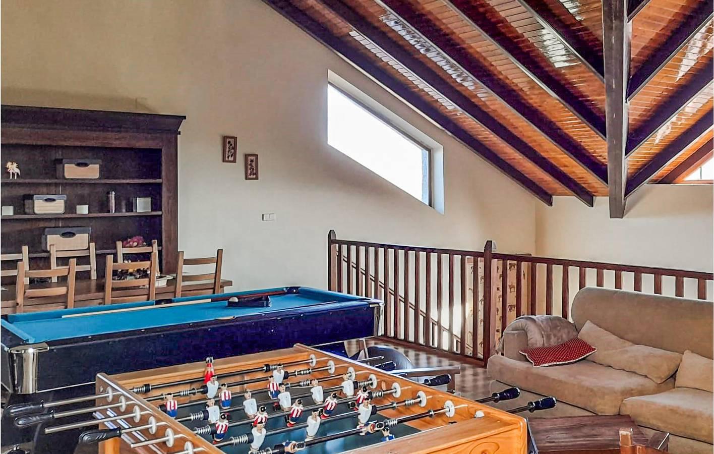 Gezellig verblijf met zwembad, open haard en panoramisch in Navarredonda de Gredos, Spanje voor 16 personen foto 24