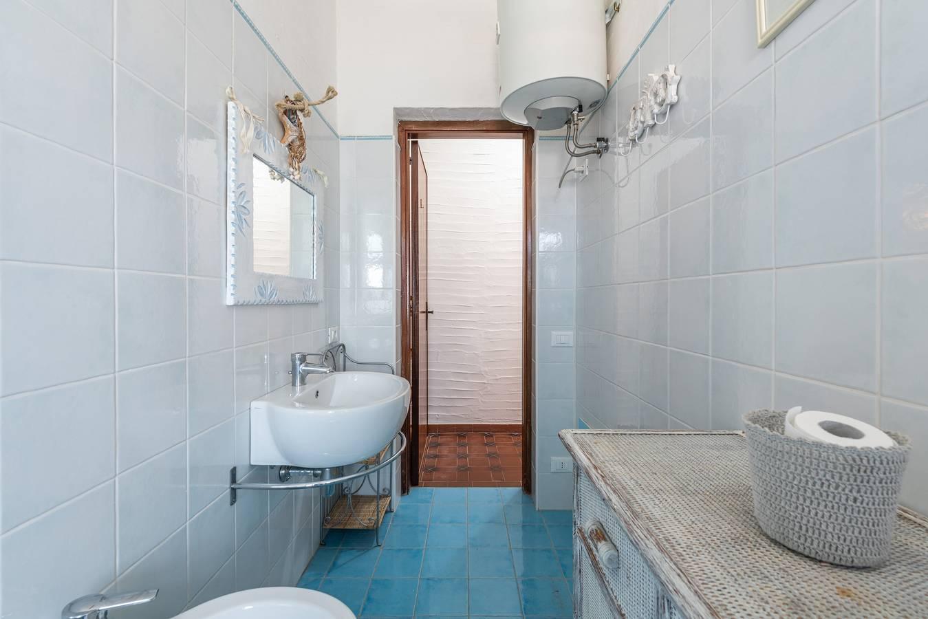 Vakantiehuis "Nicoleup" met Uitzicht op Zee, Terras & in Spiaggia di Porto Columbu, Sarroch, Italië voor 5 personen foto 25