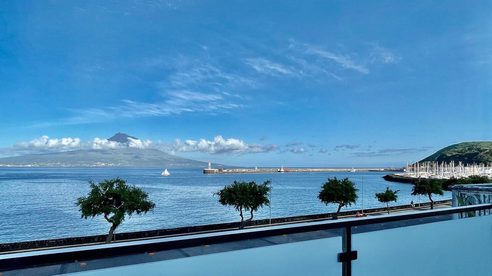 Appartement 'Ladomar Matriz' met zeezicht, privéterras en wifi in Horta, Faial, Portugal voor 7 personen foto 23