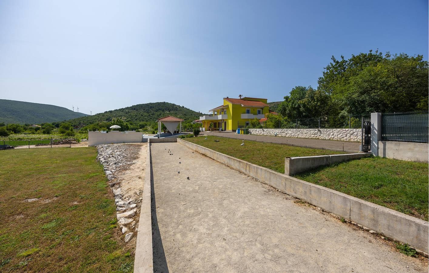 Gezellig appartement met 1 slaapkamer en zwembad, vlak in Primorski Dolac, Split-Dalmatië, Kroatië voor 12 personen foto 21