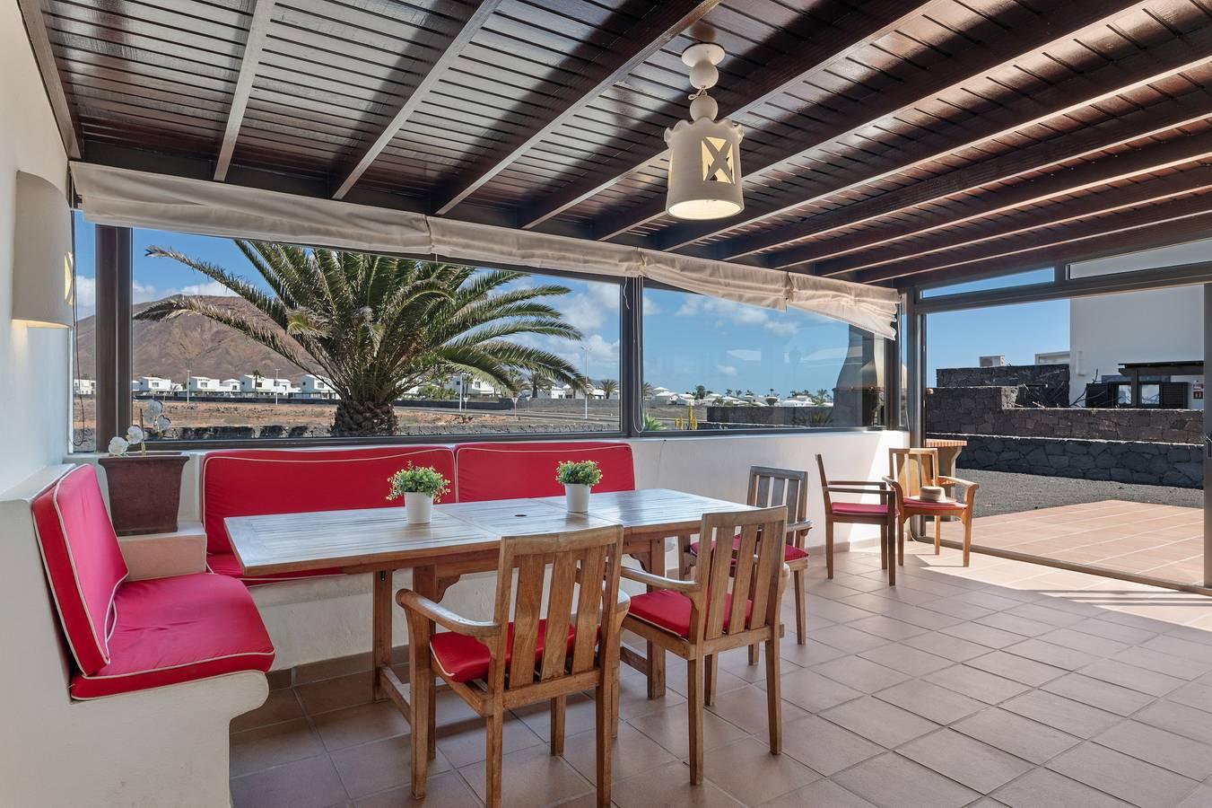Villa Ambar met bergzicht, zeezicht, zwembad, Wi-Fi, terrassen & tuin in Montaña Roja, Yaiza, Spanje voor 6 personen foto 22