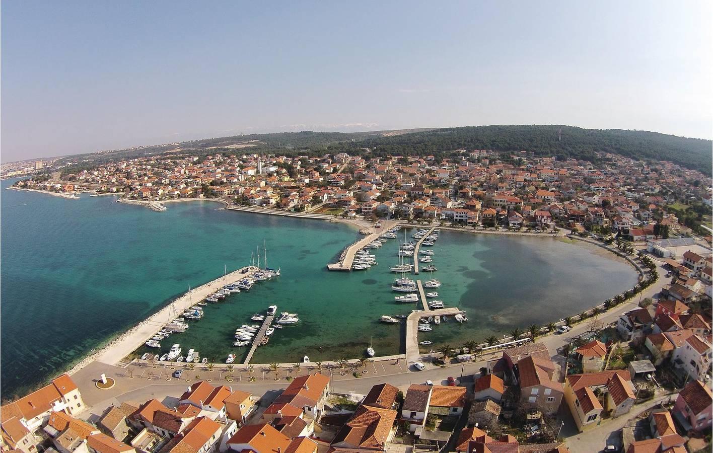 Ruim vakantieappartement met terras, wifi en vlak bij het strand van Zlatna in Bibinje, Zadar, Kroatië voor 6 personen foto 19