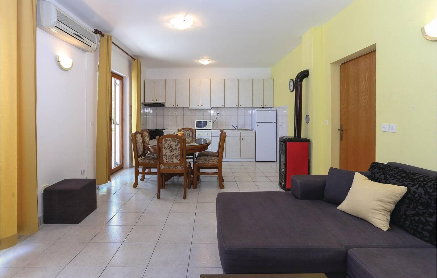 Charmant vakantiehuis met 2 slaapkamers en zwembad vlak in Kaštela, Dalmatië vasteland, Kroatië voor 12 personen foto 19