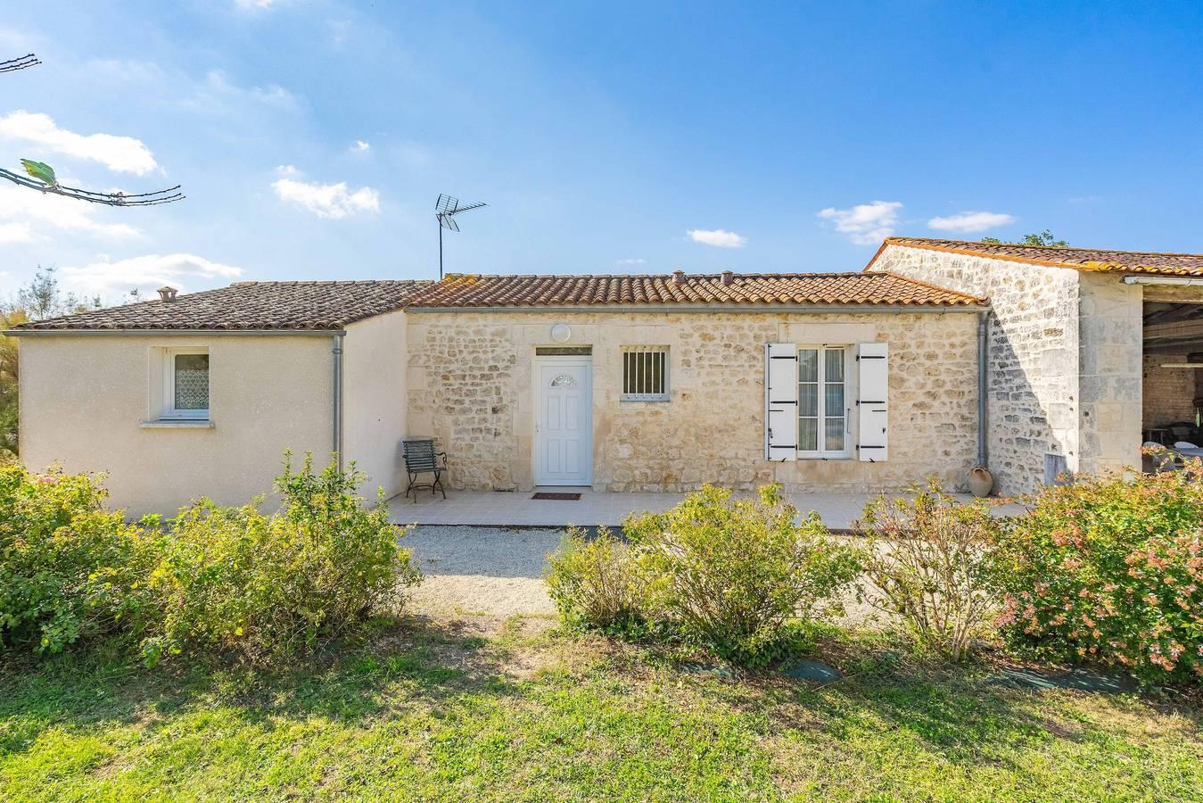 Maison 'Gite Piscine Intérieure Brouage' met privéterras, gedeelde tuin in Poitou-Charentes, Frankrijk voor 4 personen foto 20