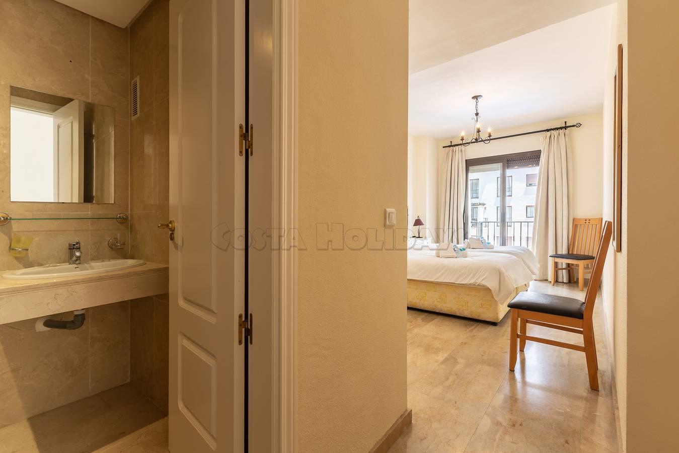 Marina real 425 in Puerto de la Duquesa, Manilva, Spanje voor 2 personen foto 20