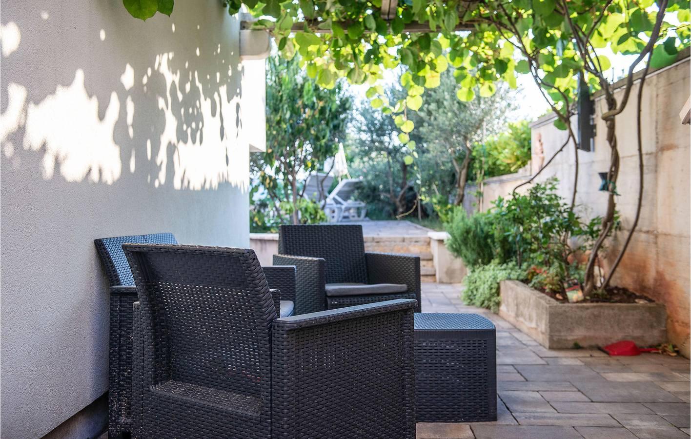 Gezellig appartement vlak bij het strand met zwembad, wifi in Linardici, Krk, Kroatië voor 16 personen foto 20