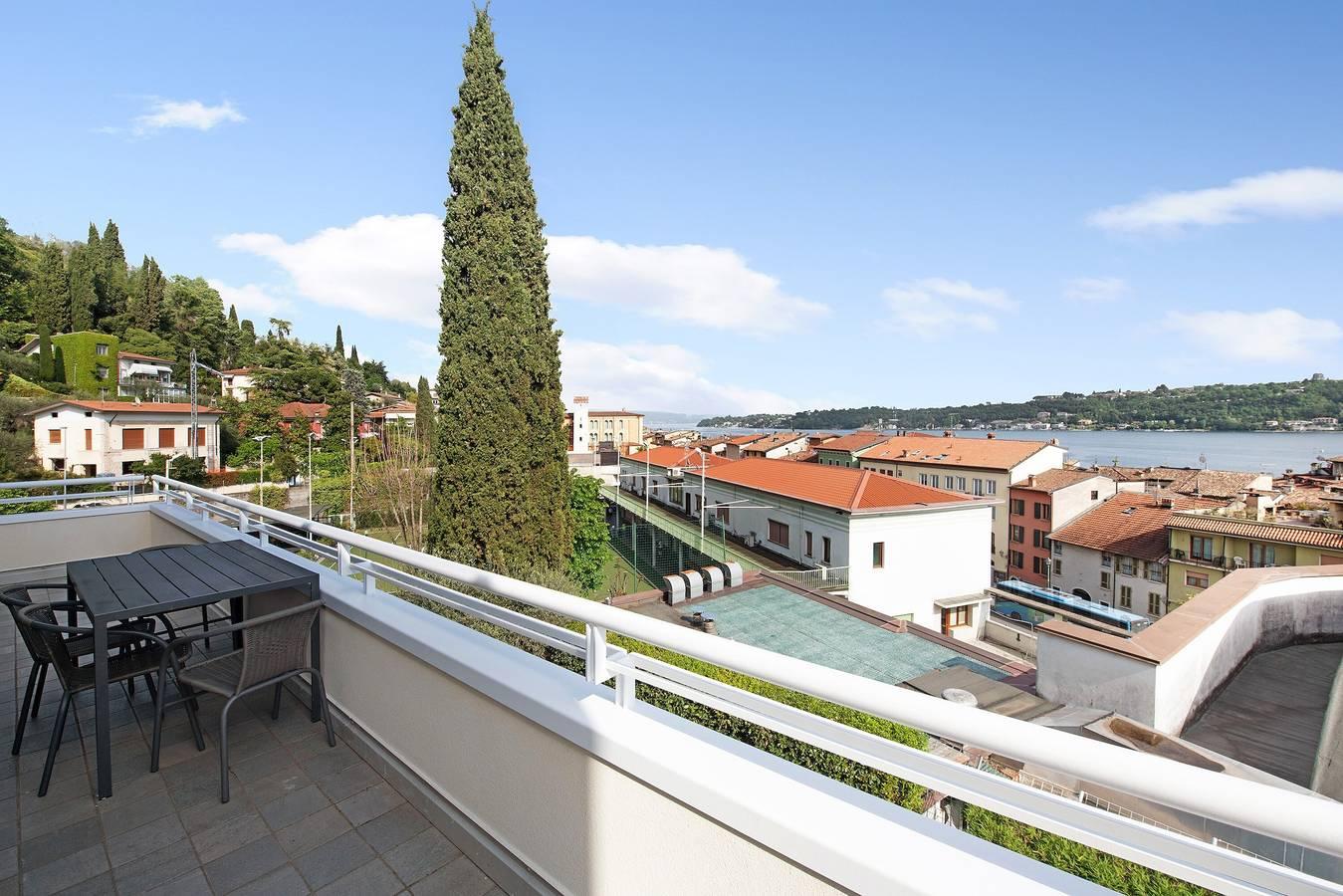 Appartement 'Rocchetta Flat' met uitzicht op het meer, Wi-Fi in Salò, Garda Bergen, Italië voor 4 personen foto 19