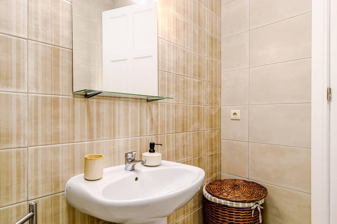 Appartement 'Ladomar Matriz' met zeezicht, privéterras en wifi in Horta, Faial, Portugal voor 7 personen foto 19
