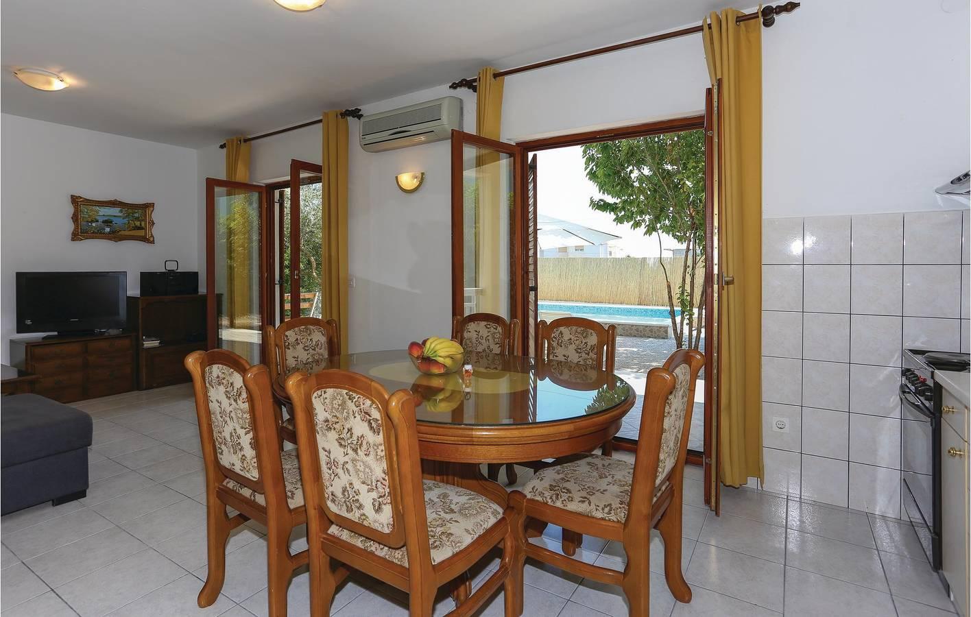 Charmant vakantiehuis met 2 slaapkamers en zwembad vlak in Kaštela, Dalmatië vasteland, Kroatië voor 12 personen foto 21