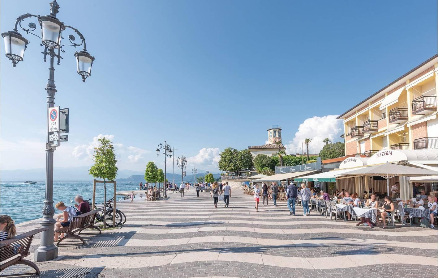 Appartement met uitzicht op het meer: Terras, vuurplaats & internet in Lazise, Garda Bergen, Italië voor 8 personen foto 24
