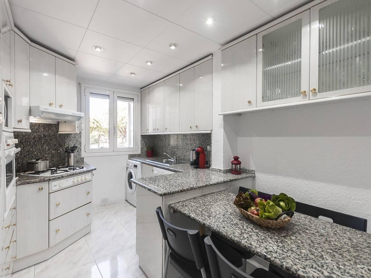 Vakantieappartement met zwembad en speeltuin in Castelldefels, Baix Llobregat, Spanje voor 6 personen foto 23