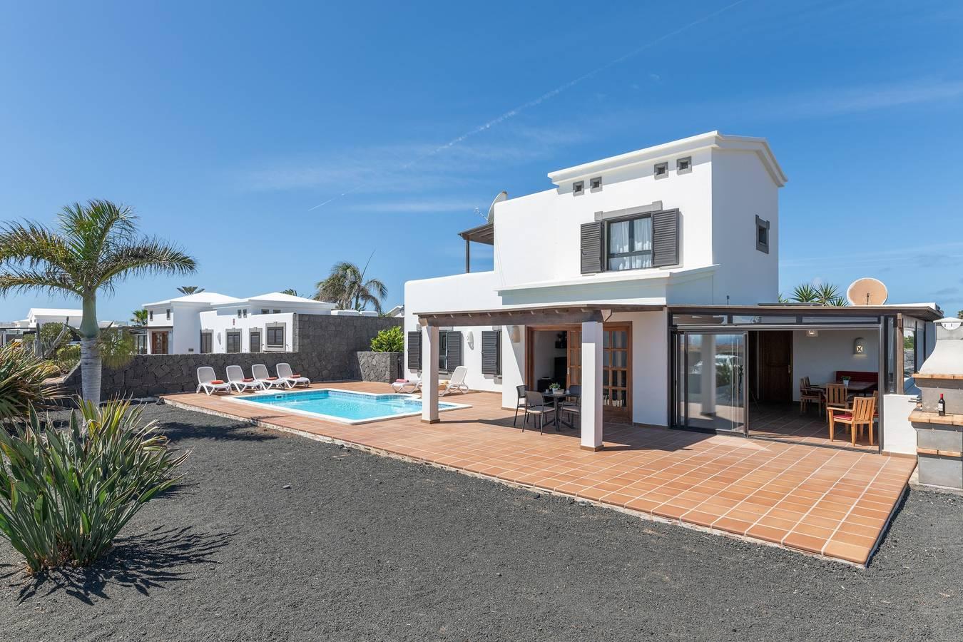 Villa Ambar met bergzicht, zeezicht, zwembad, Wi-Fi, terrassen & tuin in Montaña Roja, Yaiza, Spanje voor 6 personen foto 23