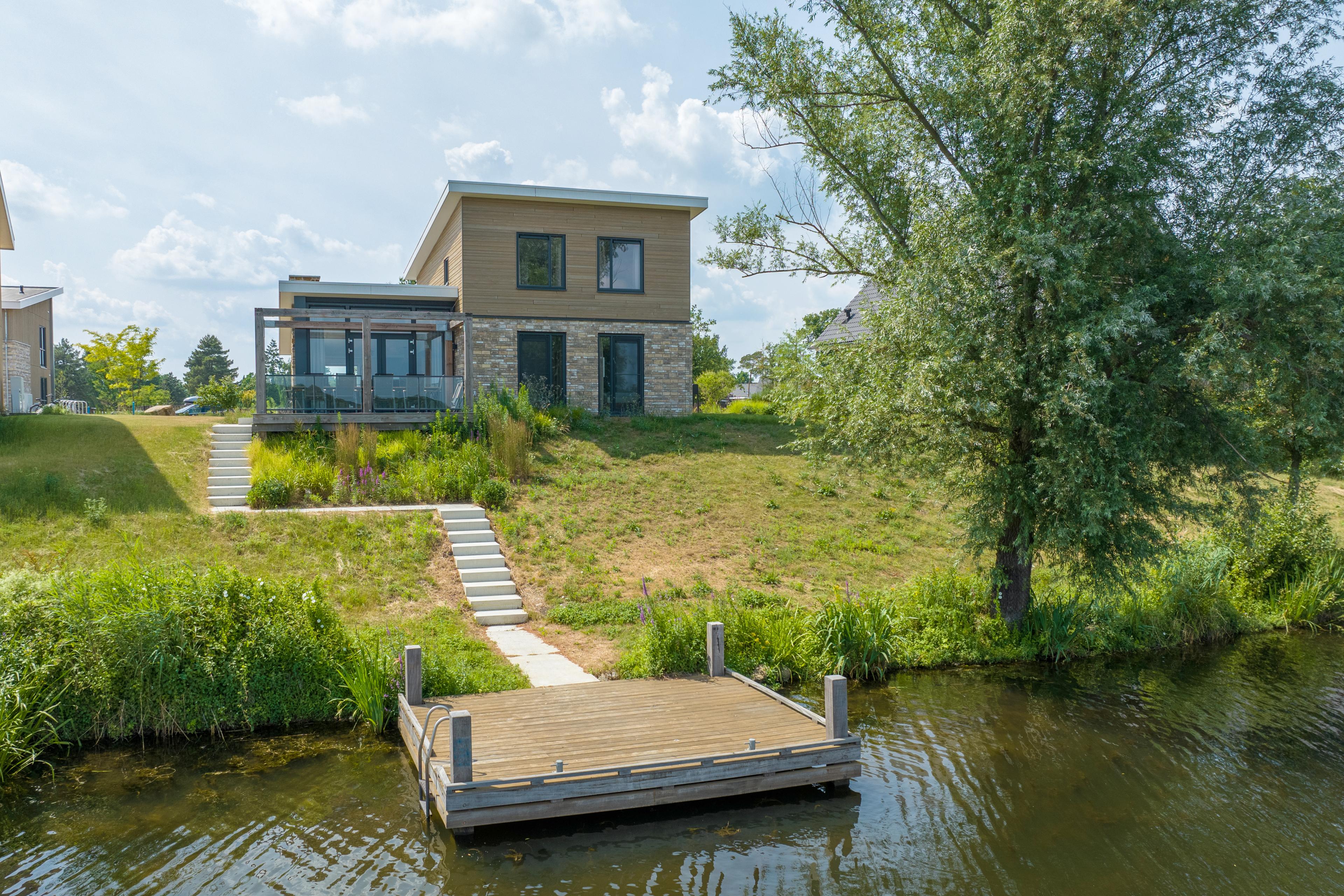 12-persoons watervilla foto 3