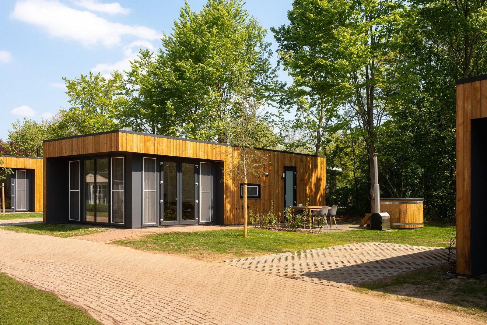 Groepsaccommodatie met hottub (7x Happy Oak Lodge) I in Zuna, Nederland voor 28 personen